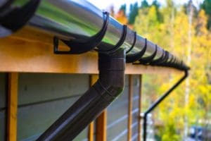 The Difference Between Seamless and Regular Gutters